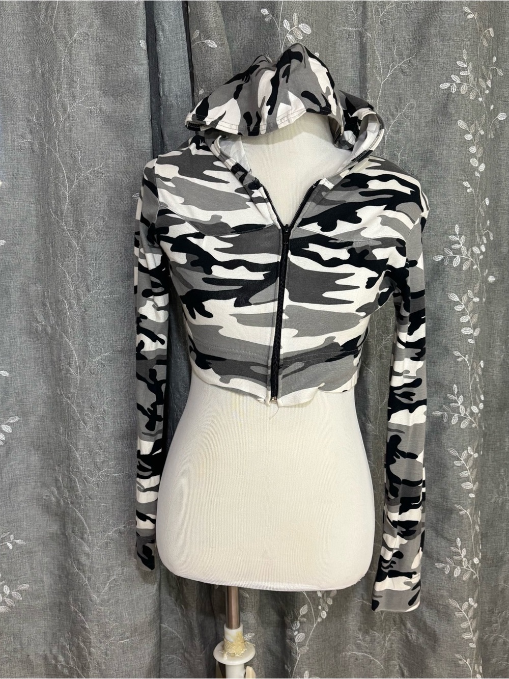 Vintage Y2K mind games cropped camo zip up size small